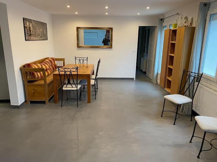 Maison Confortable Pour 10 Personnes Avec Jacuzzi ウルガット エクステリア 写真